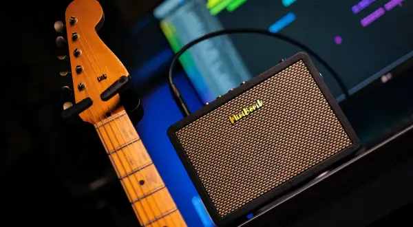Czy gitarę elektryczną można podłączyć do słuchawek? Tak, ten mały wzmacniacz z wyjściem słuchawkowym pozwala na ciche ćwiczenie.