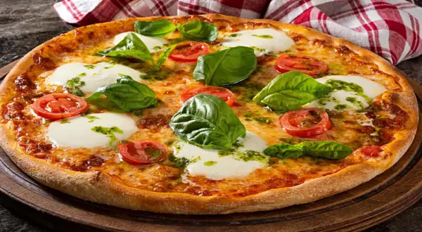 Orlen pizza margherita z bazylią i pomidorami, idealna na szybki posiłek.