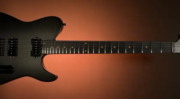 Czarna gitara elektryczna z włókna węglowego z logo Ruf Guitars.