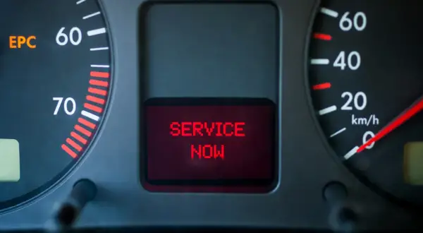 Pomarańczowa kontrolka EPC świeci się na desce rozdzielczej, a ekran informuje "SERVICE NOW". Czas na wizytę w serwisie.