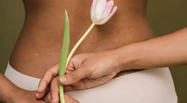 Delikatne rozstępy na plecach, ukryte za pąkiem tulipana.