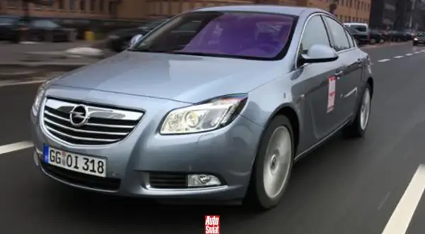 Srebrny Opel Insignia 2.0 Turbo w ruchu drogowym.