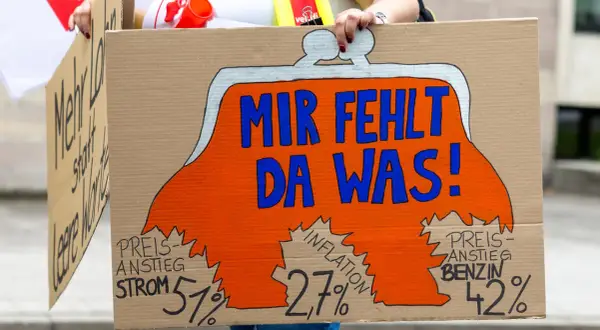 Plakat mit Spruch "Mir fehlt da was!" und Prozentzahlen für Strom, Inflation und Benzin. Ein Zeichen für die Forderungen im tarif einzelhandel bw.