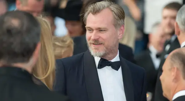 Christopher Nolan, twórca kultowych nolan filmów, w eleganckim smokingu.
