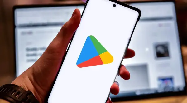 Smartfon z logo Sklepu Play. Dowiedz się, jak zainstalować Sklep Play na swoim urządzeniu, aby pobierać aplikacje.