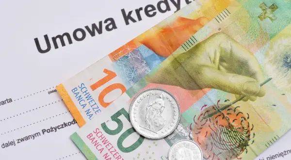 Umowa kredytowa ze szwajcarskimi frankami i monetami. Dokument zawiera tekst o odsetkach ustawowych, co sugeruje kontekst finansowy.