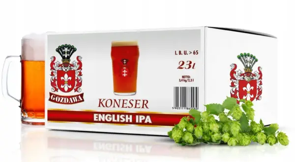 Pudełko z brewkit IPA "Koneser" Gozdawa, obok kufel piwa i szyszki chmielu.