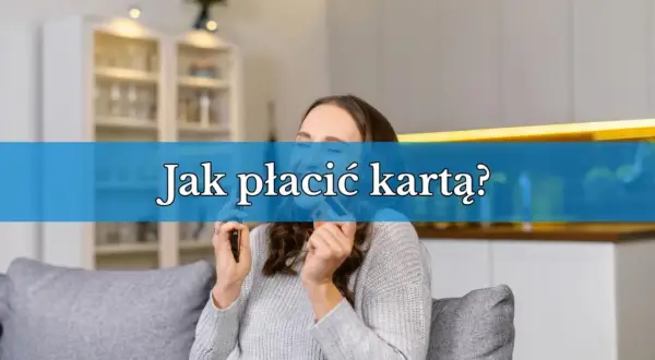 Kobieta trzyma kartę płatniczą, zastanawiając się, jak płacić kartą w sklepie.