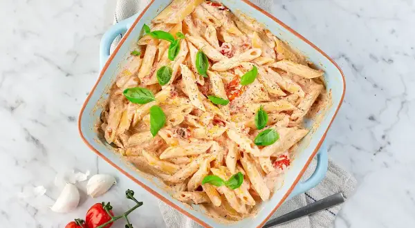 En krämig pasta i ugn, allt i ett, med soltorkade tomater och färsk basilika. Enkel och god middag.