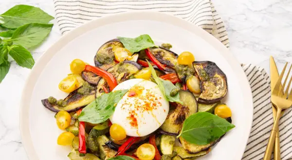 Salade colorée avec burrata crémeuse, légumes grillés et pesto. Une idée parfaite pour une recette burrata légère et savoureuse.
