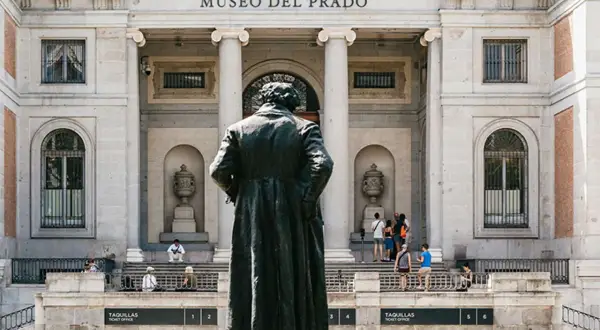 Pomnik przed wejściem do muzeum sztuki w Madrycie, Museo del Prado.