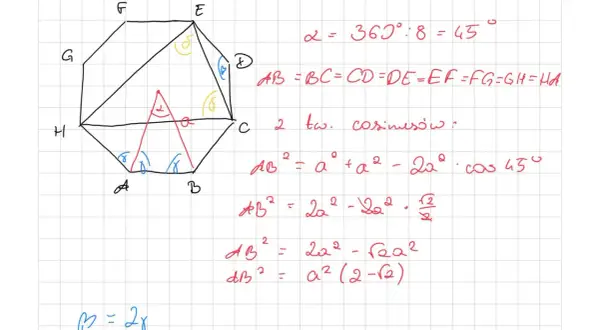 Ośmiokąt foremny z zaznaczonymi kątami i bokami. Obliczenia dotyczące jego geometrii, w tym wzory z twierdzenia cosinusów.