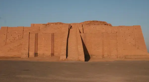 Wielka ceglana budowla, ziggurat, świadectwo potęgi Sumerów. Monumentalne schody prowadzą ku niebu.