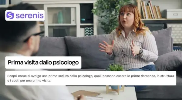 Una donna parla con uno psicologo. Immagine utile per capire le domande prima seduta psicologo e come prepararsi.