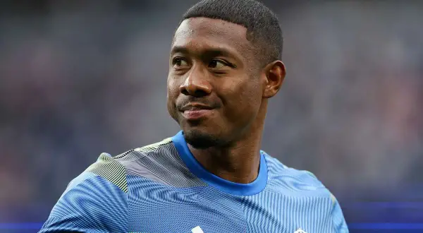Piłkarz David Alaba w niebieskiej koszulce z białym logo Adidas i herbem Realu Madryt.