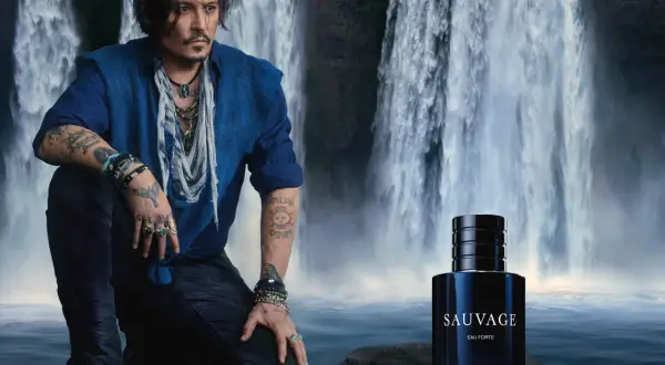 Johnny Depp przy wodospadzie, obok flakon Dior Sauvage Eau de Toilette.