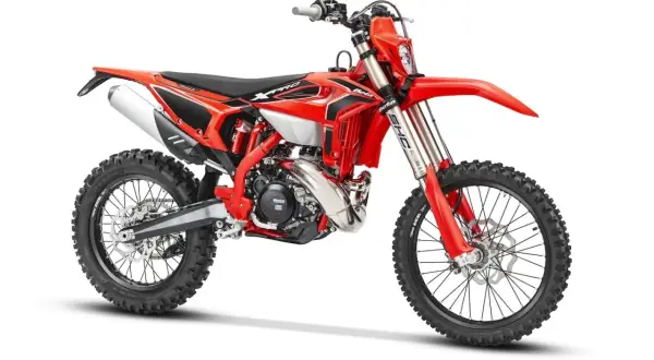 Moto de enduro roja, lista para la acción. Esta Beta Xpro es una máquina enduro pro, diseñada para conquistar cualquier terreno.