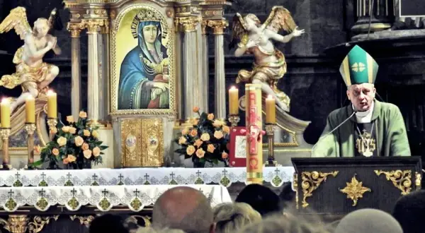 O której msza święta w telewizji? Sprawdź godziny i kanały transmisji