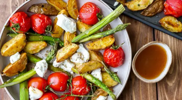 Geröstete Kartoffelspalten, Kirschtomaten und grüner Spargel mit Feta. Ein köstliches Gericht, das sich gut für Spargel Rezepte eignet.