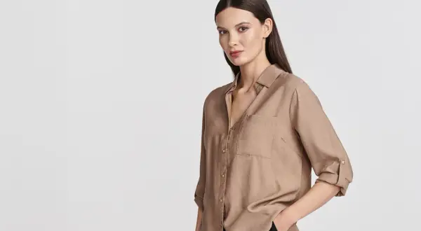 Elegancka koszula w kolorze mokka, z podwiniętymi rękawami i kieszonką na piersi.