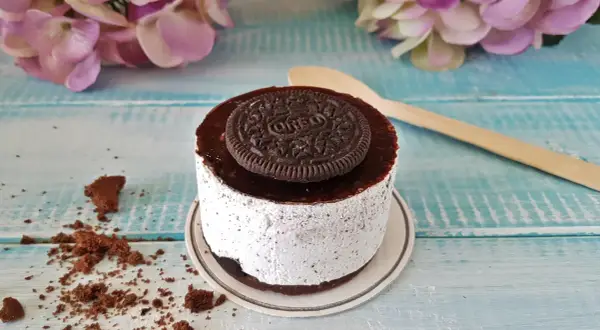 Deliziosa torta oreo con glassa al cioccolato e biscotti sbriciolati, pronta per essere gustata.
