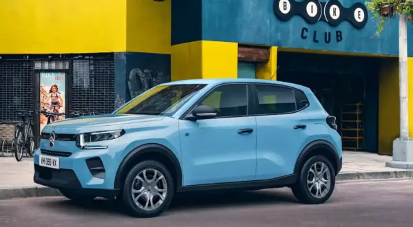 Błękitny Citroen EC3 zaparkowany przed Bike Clubem.