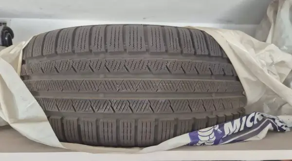 Opona motocyklowa Michelin z bieżnikiem, idealna do zadawania sobie pytania: jakie opony do motocykla wybrać na każdą nawierzchnię.