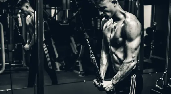 CrossFit czy siłownia? Co wybrać dla Twoich celów?