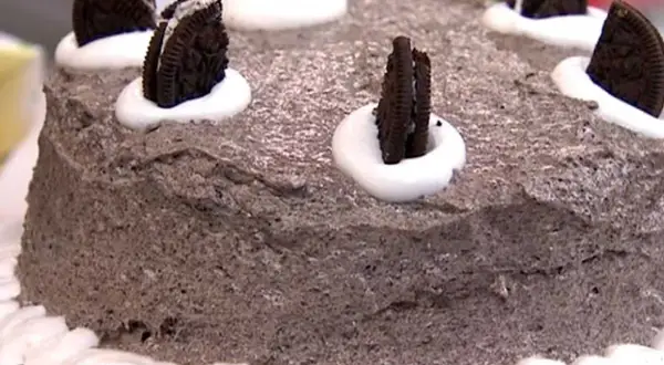 En härlig oreo tårta med chokladmousse, dekorerad med hela och halva oreokakor samt fluffig grädde.