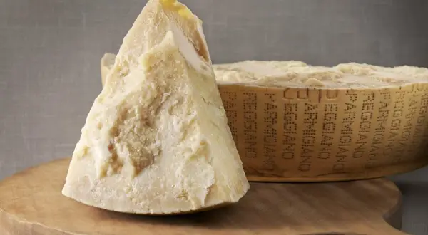 Jak wygląda prawdziwy parmezan? Rozpoznaj Króla Serów!