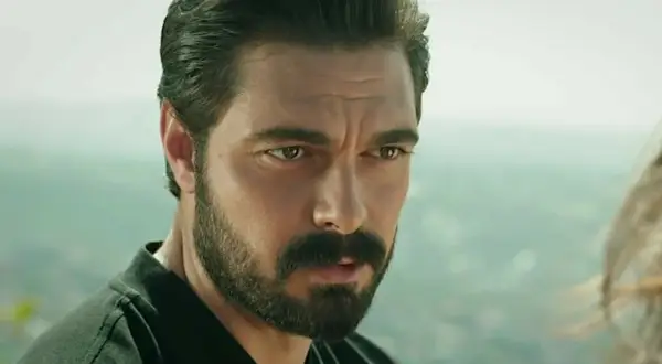 Halil İbrahim Ceyhan zamyślony, obok niego jego partnerka.