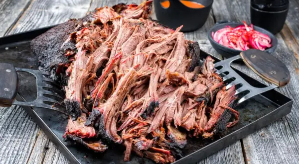 Pulled Pork: zartes, zerzupftes Rindfleisch, das langsam gegart wurde. Dieses pulled pork welches fleisch ist ein Genuss für BBQ-Liebhaber.
