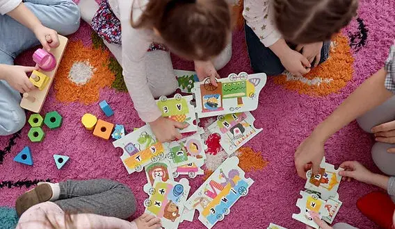 Jak wspierać rozwój sensoryczny u dzieci i unikać problemów rozwojowych