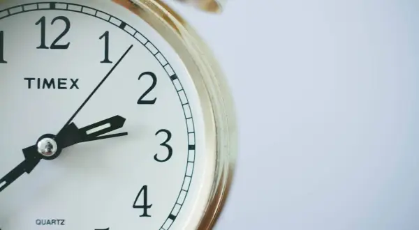 Zegar Timex pokazuje 3:10. Czas na zastanowienie, ile płatne są nadgodziny.