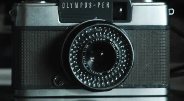 Stary aparat Olympus Pen, idealny do wywołania kliszy.