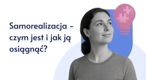 Kobieta patrzy w górę obok ikony żarówki z puzzlami.