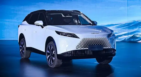 Biały OMODA 7 SUV z czarnym dachem i futurystycznym grillem. Poznaj jego imponujące omoda 7 wymiary.
