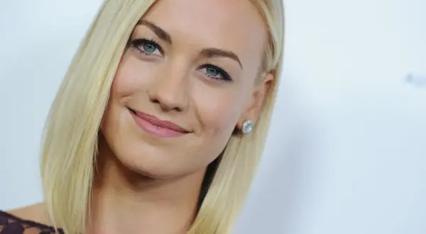 Blondynka z błękitnymi oczami, być może to ona opowie prawdziwą historię emigracji rodziców polskiego gwiazdora Hollywood.
