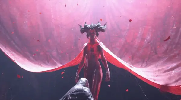 Lilith z Diablo 4, otoczona czerwoną tkaniną i płatkami, wznosi się nad klęczącą postacią.
