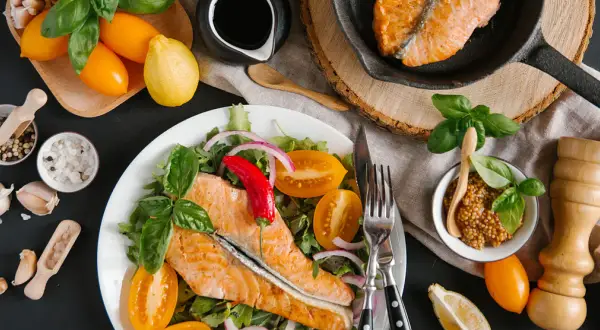 Jaka sałatka do ryby? Przepisy na smażoną, pieczoną, wędzoną!