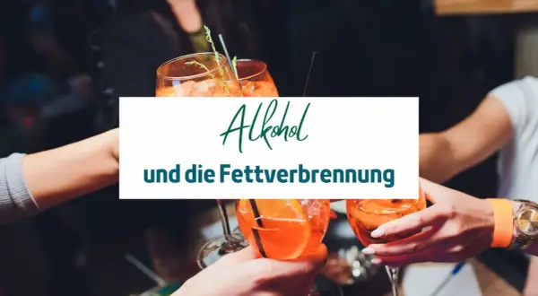Hände stoßen mit Cocktails an. Text: "Alkohol und die Fettverbrennung". Wie lange stoppt Alkohol die Fettverbrennung?