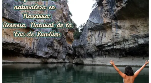 Una persona se baña en las aguas tranquilas de la Foz de Lumbier, rodeada de imponentes paredes rocosas. ¡Un lugar perfecto para disfrutar de la naturaleza en Navarra!