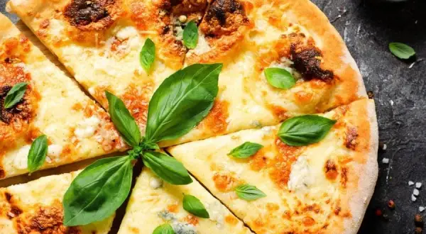 Pizza jak z pizzerii w domu? Poznaj sekrety idealnego ciasta i pieczenia!