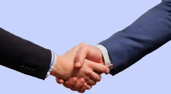 Due mani si stringono in un accordo. Le risorse umane cosa fa? Gestisce le persone, le relazioni e le opportunità.