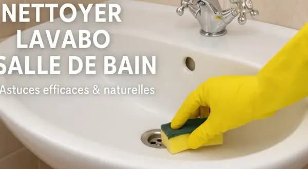 Main blanche avec robinet chromé, une main gantée de jaune utilise une éponge pour nettoyer le lavabo de la salle de bain. Astuces efficaces pour nettoyer le lavabo.
