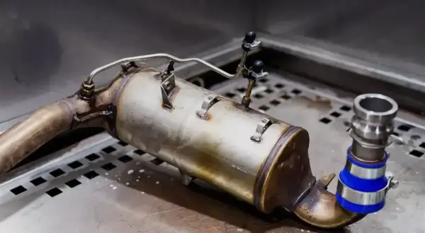 Filtr DPF z widocznymi śladami zużycia, potencjalnie wskazującymi na nieszczelny dolot objawy diesel.