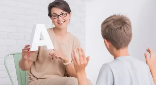Ile zarabia logopeda na kontrakcie z NFZ? Zaskakujące fakty o pensji