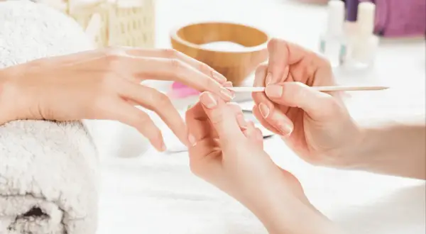 Delikatne dłonie podczas manicure tytanowego. Uważaj na uczulenie, wybieraj sprawdzone salony.
