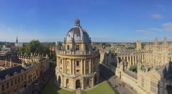 Widok na zabytkowe budynki Oxfordu z kopułą Radcliffe Camera. Zastanawiasz się, ile kosztuje Oxford?