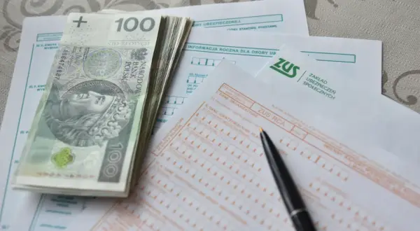 Pieniądze i dokumenty ZUS. Planujesz, kiedy najlepiej przejść na emeryturę w 2026 roku?